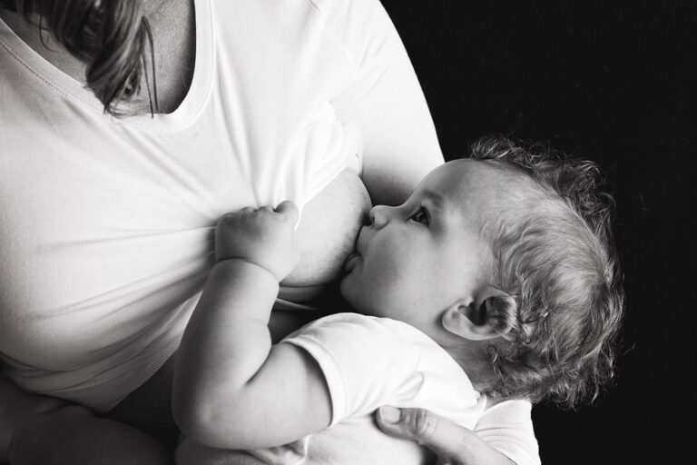 Kojení novorozence je důležitou každodenní činností v životě miminka. Foto: Pixabay
