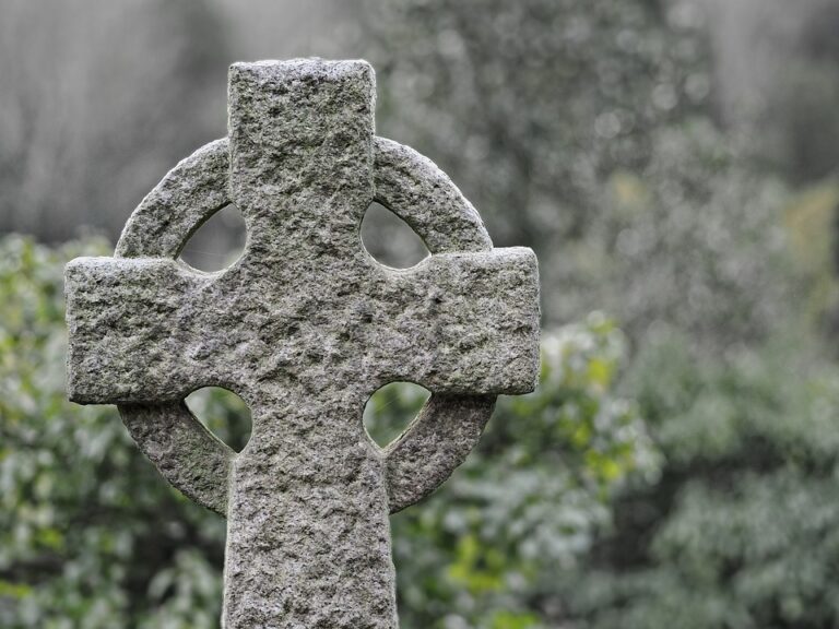 Ze zmíněných křížů větší část tvoří kříže latinského typu, vysekané z jednoho kusu kamene – nejčastěji z pískovce. Foto: pixabay
