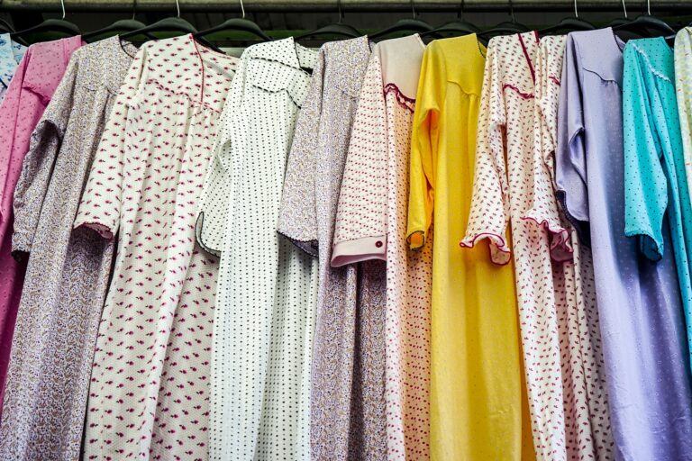 Nejstarší zmínky o nošení „sukně ložničné“ v Čechách pocházejí z roku 1492. Vlastně jde o velkou noční košili, střihově podobnou košilím na den. Foto: Ganossi / Pixabay.