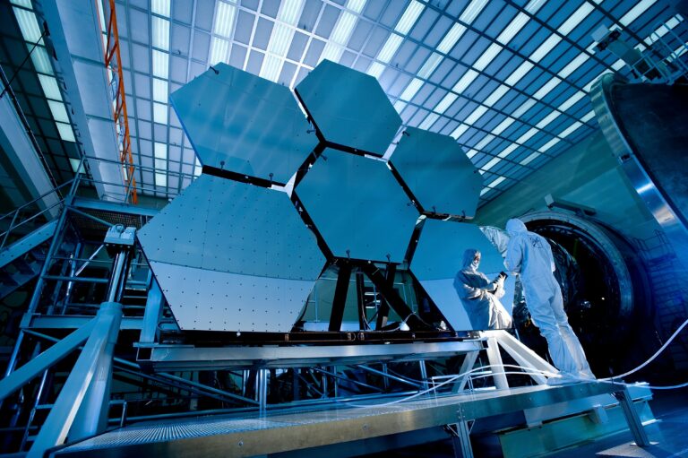 Hlavní doménou teleskopu jsou šestiúhelníková zrcadla z pozlaceného berylia. (Zdroj: Pixabay)