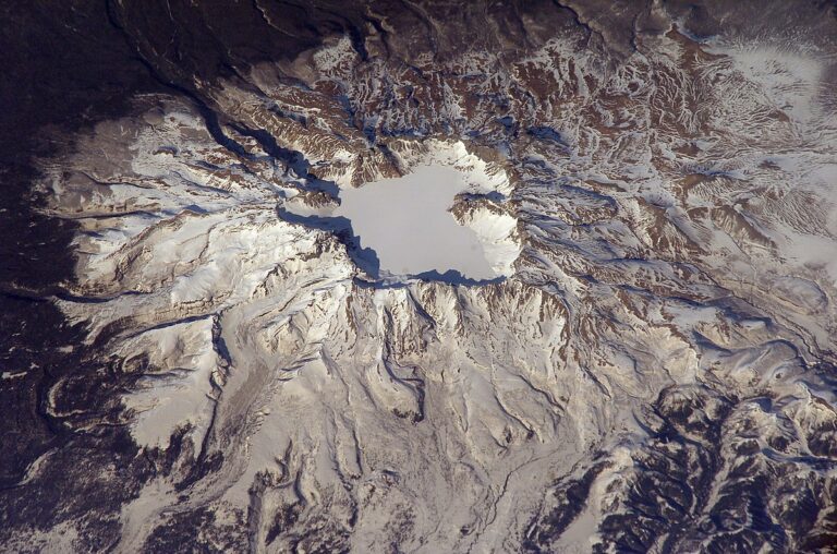 Sopka Pektusan na fotografii NASA pořízené roku 2003. FOTO: NASA, Public domain, via Wikimedia Commons