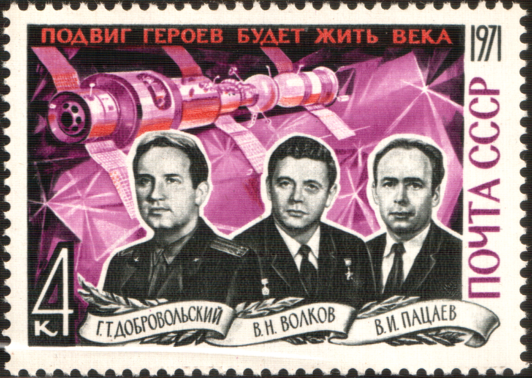Posádka Sojuzu-11 na sovětské poštovní známce. FOTO: USSR Post, Public domain, via Wikimedia Commons