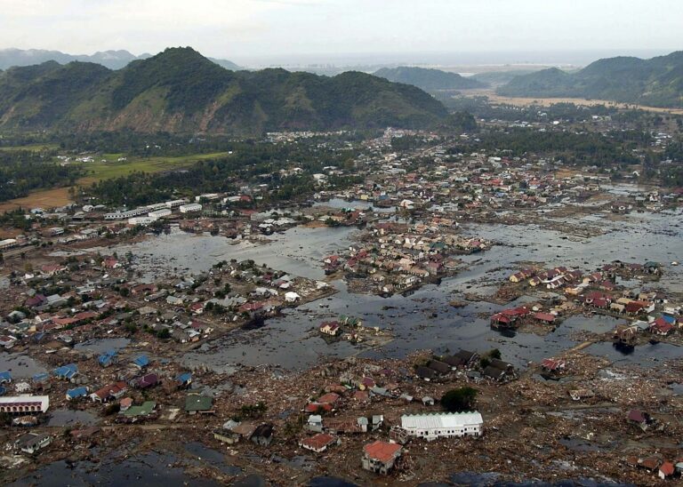Následky zemětřesení a tsunami v indonéském městě Banda Aceh. FOTO: U.S. Navy photo by Photographer's Mate 2nd Class Philip A. McDaniel, Public domain, via Wikimedia Commons