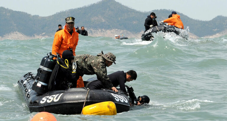 Přes rozsáhlé záchranné práce jsou obětí stovky (Republic of Korea Armed Forcesm CC BY-SA 2.0， commons.wikimedia)