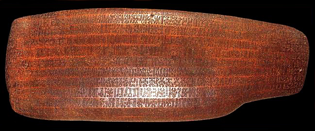 Písmo rongorongo může být dílem Polynésanů. FOTO: Rongorongo_B-v_Aruku-Kurenga_(color).jpg : neznámé/Creative Commons/Public Domain