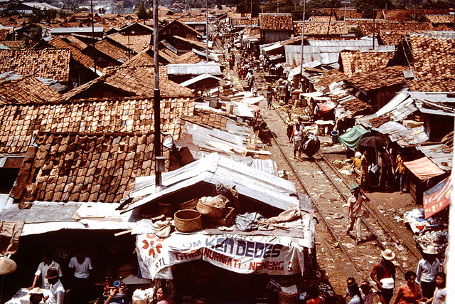 Běžný den ve slumu v indonéské Jakartě(Institute for Housing and Urban Development Studies / commons.wikimedia.org / CC BY-SA 3.0)