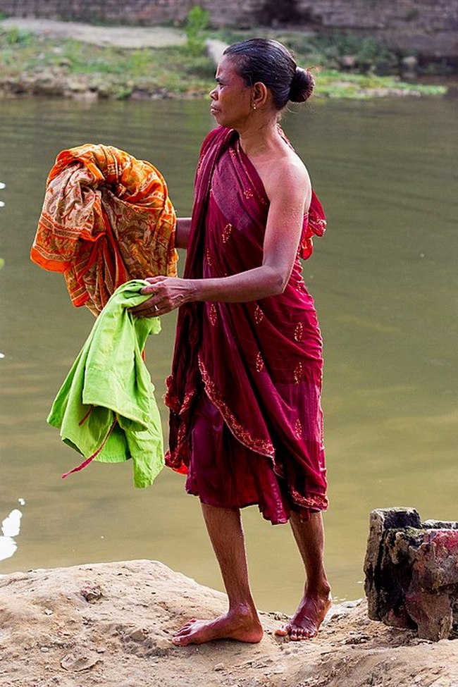 Když se potřebujete vykoupat nebo si vyprat prádlo, musíte do řeky…(Jubair1985 / commons.wikimedia.org / CC BY-SA 4.0)