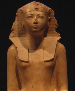 Řada odborníků se domnívá, že za mnoha faraonovými rozhodnutími stojí jeho manželka Hatšepsut. FOTO: Postdlf/Creative Commons/CC BY-SA 3.0