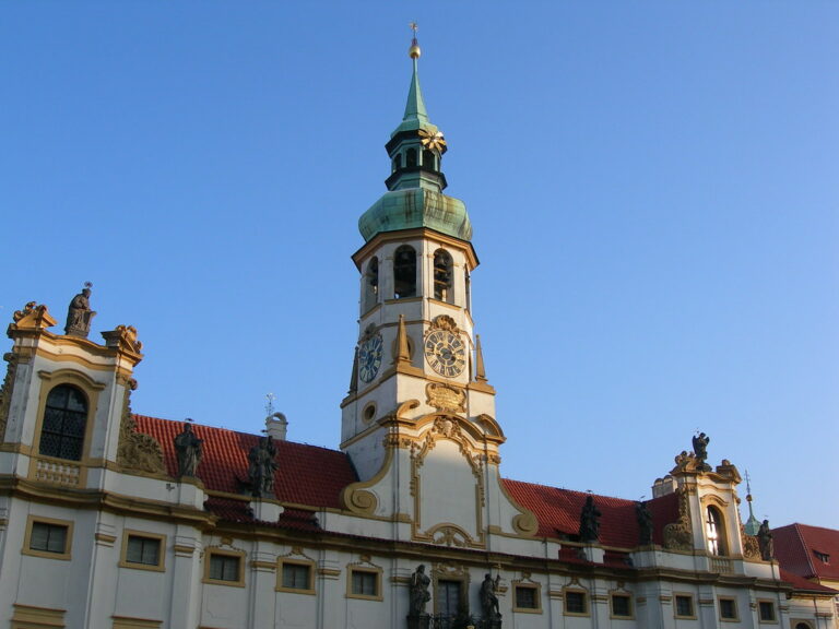 Zvonkohra ve věži v pražské Loretě ukrývá 30 zvonů. I když jich hraje pouze 27, jde o největší chrámovou zvonkohru v Evropě! Foto: Csaavedra / Creative Commons / CC BY-NC-SA 2.0.