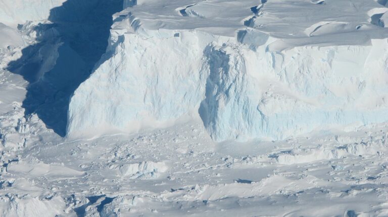 Šelfový ledovec Thwaines na snímku NASA. FOTO: NASA ICE, Public domain, via Wikimedia Commons