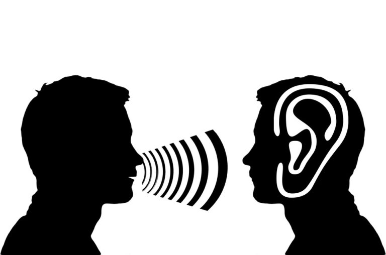 Studie prestižní Johns Hopkins University potvrdila, že každých 10 decibelů ztráty sluchu zvyšuje až o 27 % riziko, že se u pacienta vyvine demence. Foto: Pixabay