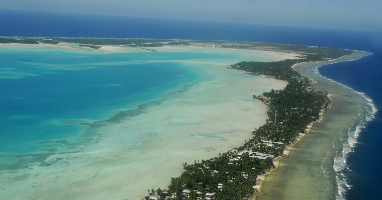 Hlavní město republiky Kiribati na atolu Tarawa. FOTO: Photo taken by Government of Kiribati employee in the course of their work, CC BY 3.0, via Wikimedia Commons