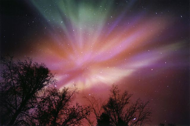 Barvu polární záře ovlivňuje to, v jaké výšce se nachází.(Foto: Jan Curtis / commons.wikimedia.org / CC BY-SA 4.0)
