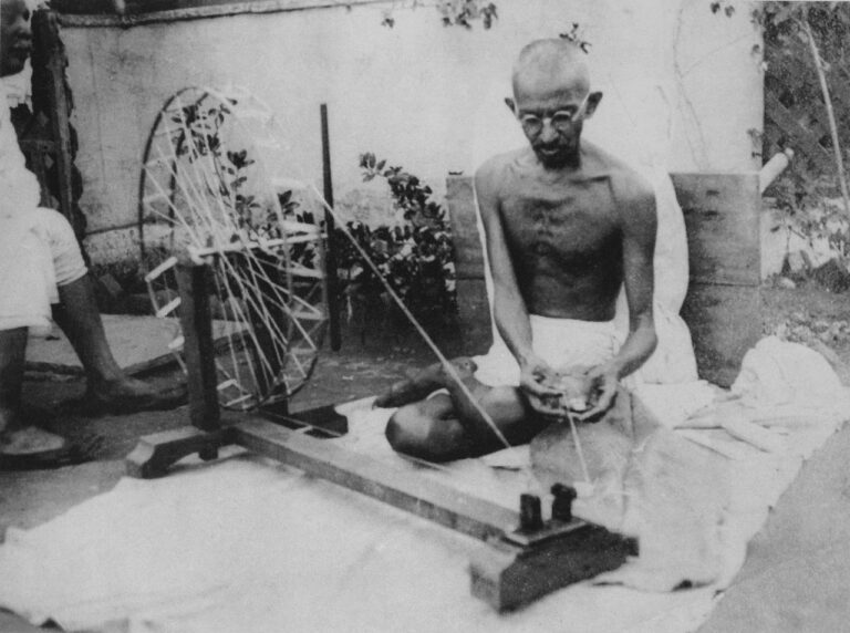 Mahátma Gándhí ve 20. letech minulého století. FOTO: Neznámý autor / Creative Commons / volné dílo