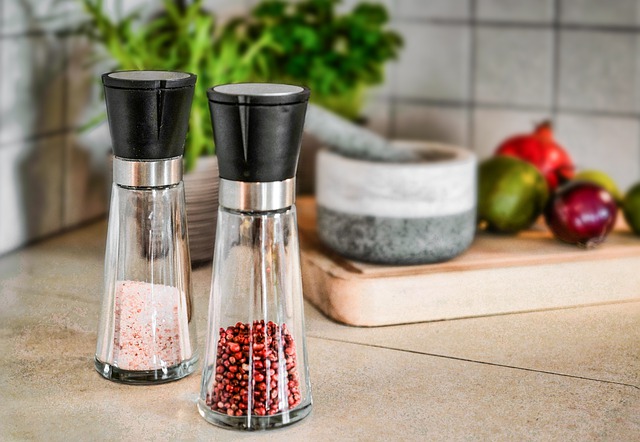 V kuchyni si sůl lze upravit na požadovanou hrubost pomocí mlýnku.(Autor: Monicore / Pixabay)