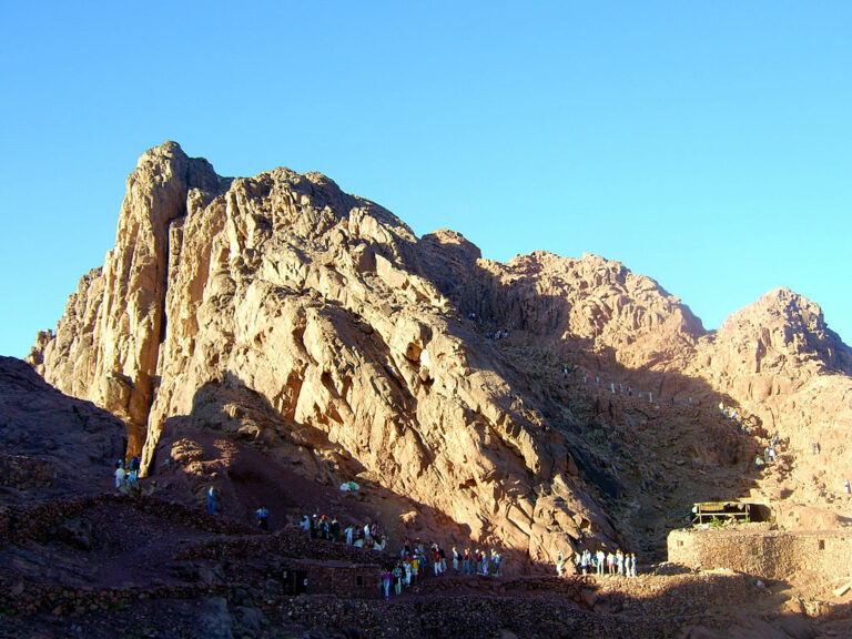 S horou Sinaj dosud byla většinou spojována hora v egyptském kraji Jižní Sinaj poblíž nejvyšší egyptské hory Svaté Kateřiny a stejnojmenného města a kláštera. FOTO: Tamerlan at Polish Wikipedia/Creative Commona/Public domain