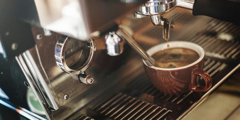 Denně se po celém světě vypije přes dvě miliardy šálků kávy. Foto: pxfuel