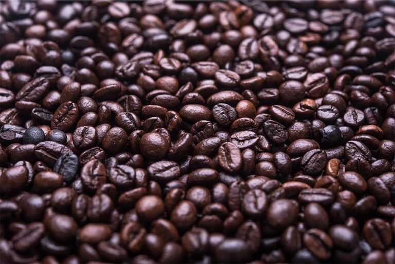 Kávová zrna zabírají asi ¼ celkového etiopského exportu a zaměstnávají okolo 15 milionů farmářů. Foto: pxfuel