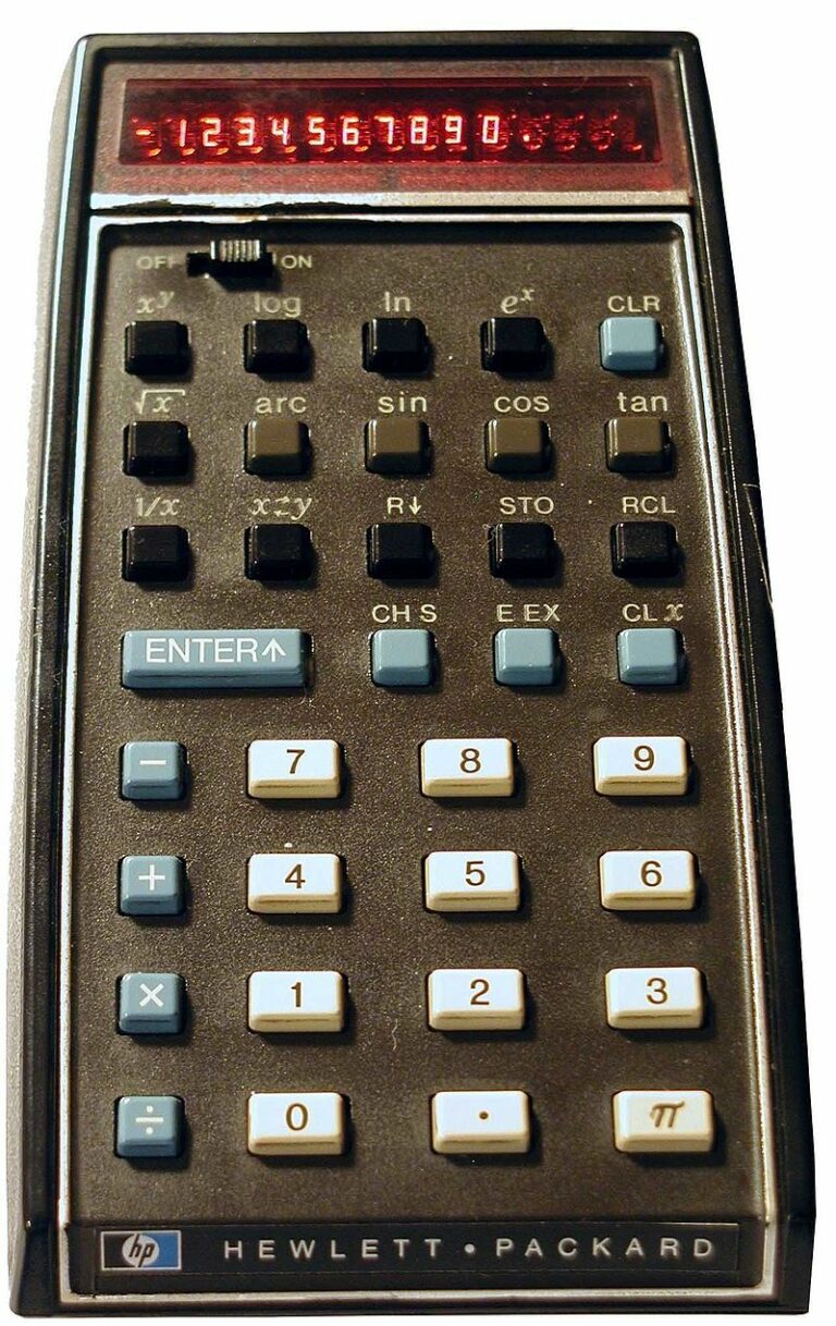 Vrcholem veškerého snažení je přístroj HP-35, první vědecká kalkulačka světa!(Zdroj: Holger Weihe/ wikimedia.commons. Org/ CC BY-SA 3.0)