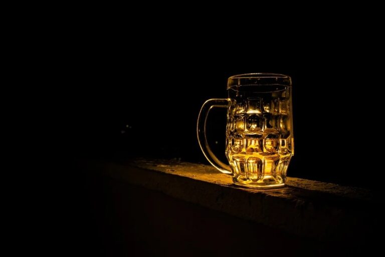 Nadměrné pití, ať už piva, vína nebo lihovin, s sebou nese mnohá zdravotní rizika. Foto: Pixabay