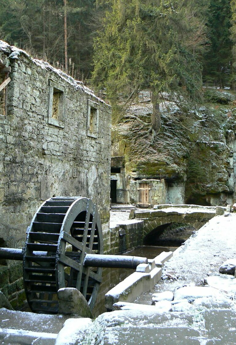 V náhonu mlýna je stále ještě vodní kolo. FOTO: Huhulenik / Creative Commons / CC BY 3.0