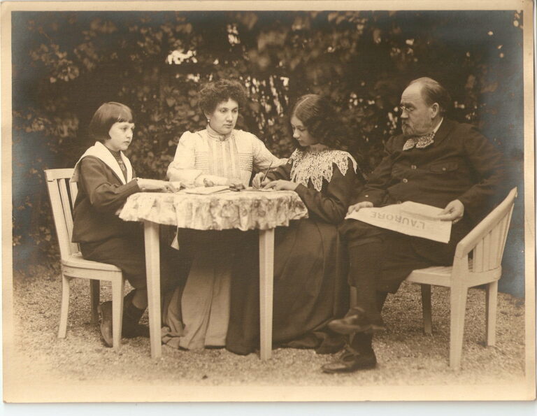 Emile Zola se svou druhou rodinou. (Volné dílo, commons.wikimedia)