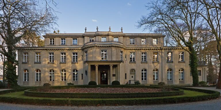 Vila ve Wannsee, kde se konference konala. Dnes je z ní památník a muzeum holokaustu. FOTO: A.Savin (WikiCommons), CC BY-SA 3.0, via Wikimedia Commons