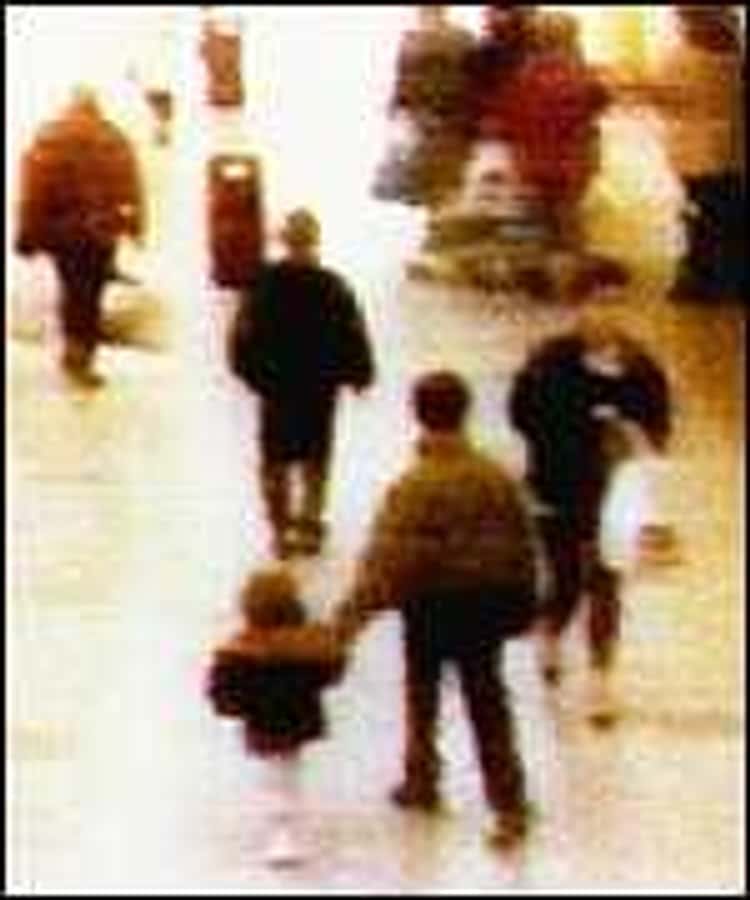 Bezpečnostní kamera zachytila únosce odvádějící Jamese Bulgera. FOTO: Neznámý autor / Creative Commons / volné dílo
