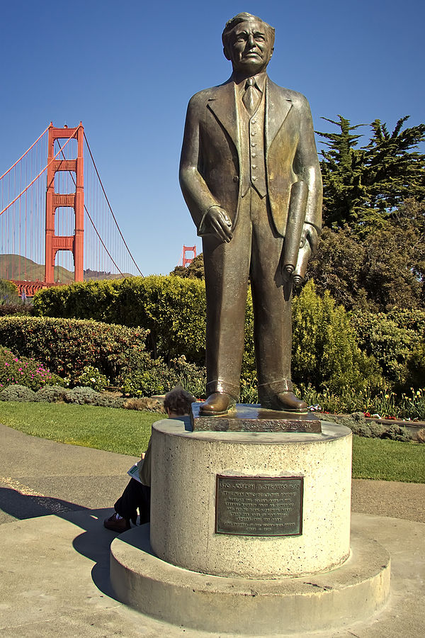 Nedaleko mostu dnes stojí tato socha Josepha Strausse. FOTO: Steven Pavlov, via Wikimedia Commons