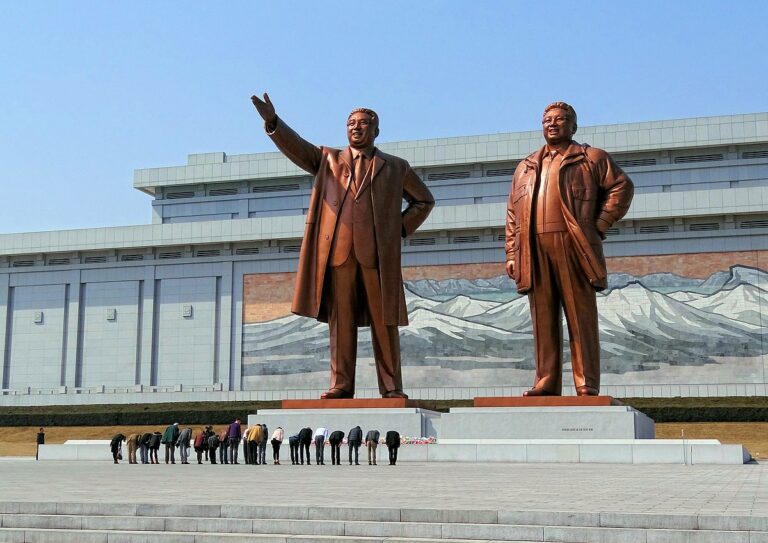 Mnohé věci, které nám připadají všední a pochopitelné, jsou v myslích obyvatelů Severní Koreje vynálezem dynastie Kimů. FOTO: Neznámý autor / Creative Commons / volné dílo