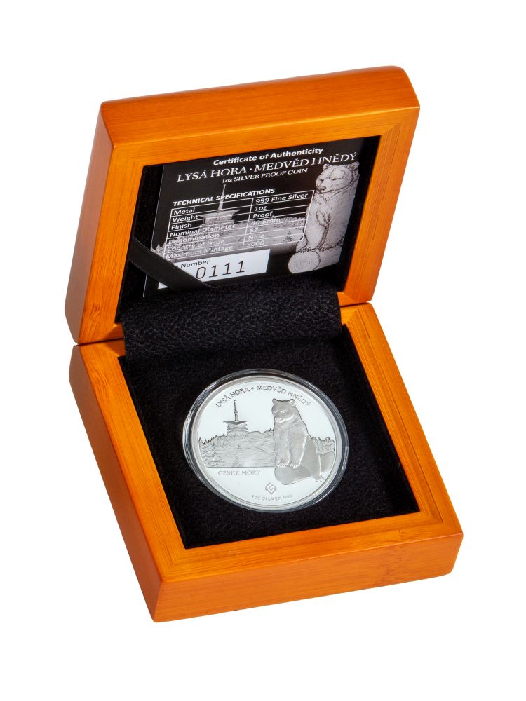 Mince je uložena v dřevěné etuji a zabalena do papírové krabičky s motivem mince. Foto: Golden Gate