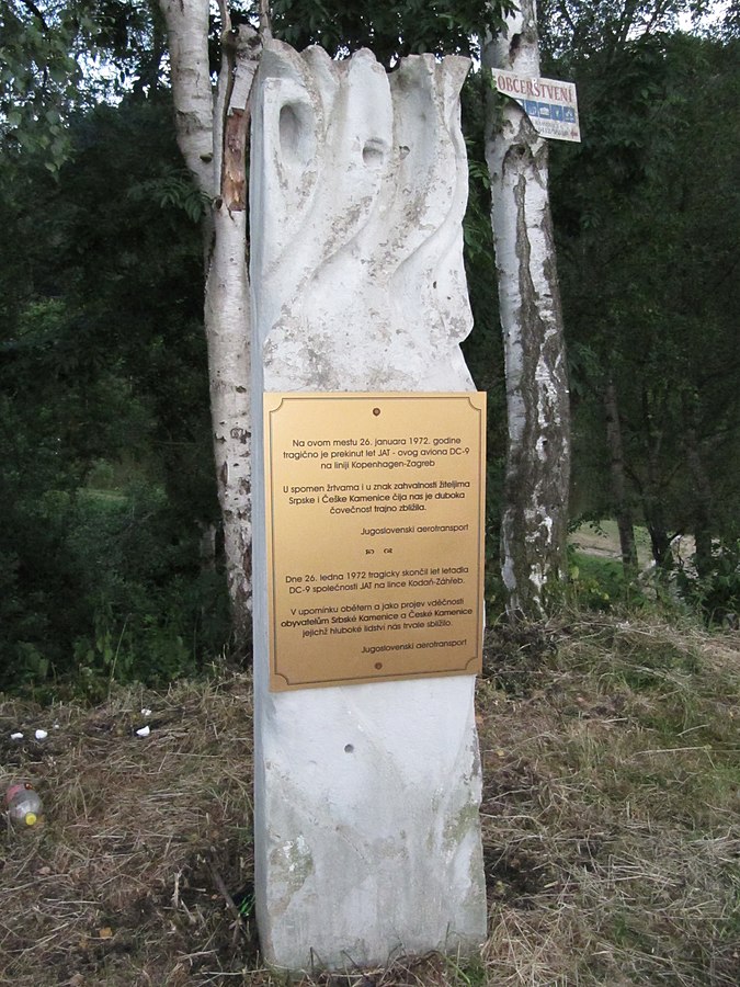 Pomník v Srbské Kamenici, připomínající tragédii letu 367. FOTO: palickap, CC BY 3.0, via Wikimedia Commons