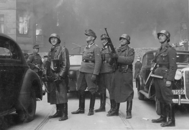 Velitel jednotek SS v ghettu Jürgen Stroop (uprostřed). FOTO: National Archives and Records Administration, Public domain, via Wikimedia Commons