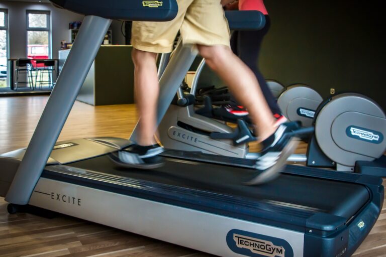 Běhací pás, anglicky treadmill („šlapací mlýn“), nejprve skutečně sloužil i na obilí. Foto: profivideos / Pixabay.