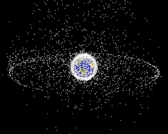 Trosky nefunkčních raket a satelitů bloudících okolo Země váží téměř 10 tisíc tun. Foto: WikiImages / Pixabay