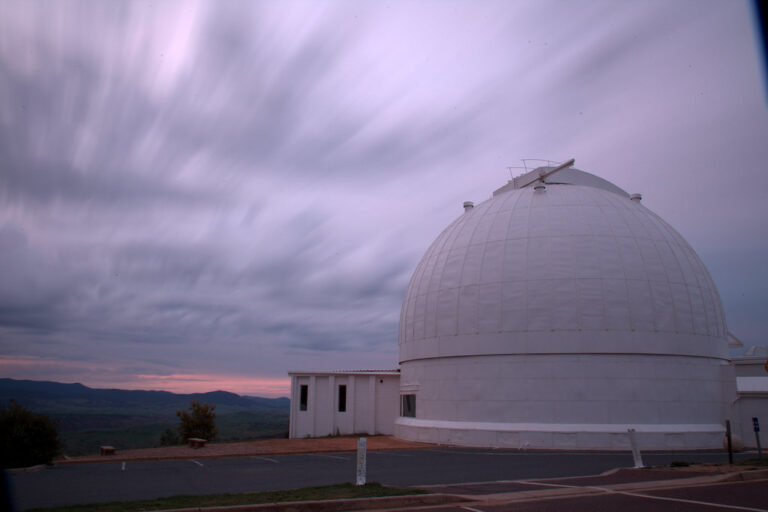 Z australské observatoře Mount Stromlo si na vesmírné odpadky posvítí laser. Foto: Lauri Väin / Creative Commons /CC BY-NC 2.0.