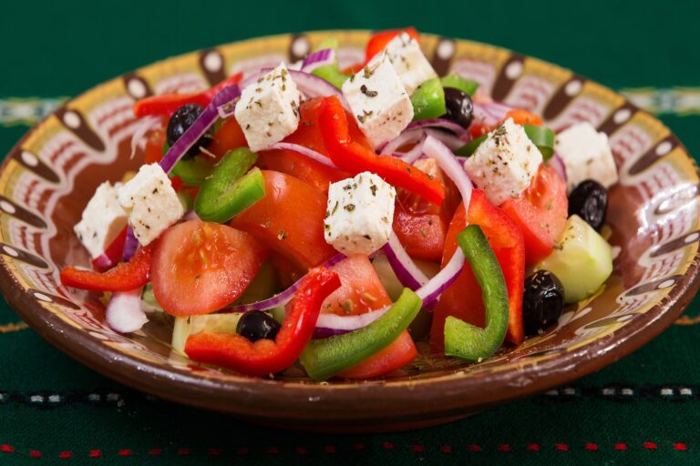 Když si odmyslíme cibuli, je v tomto salátu samé ovoce. Samozřejmě z pohledu botaniků. Foto: Pastel 100 / Pixabay.