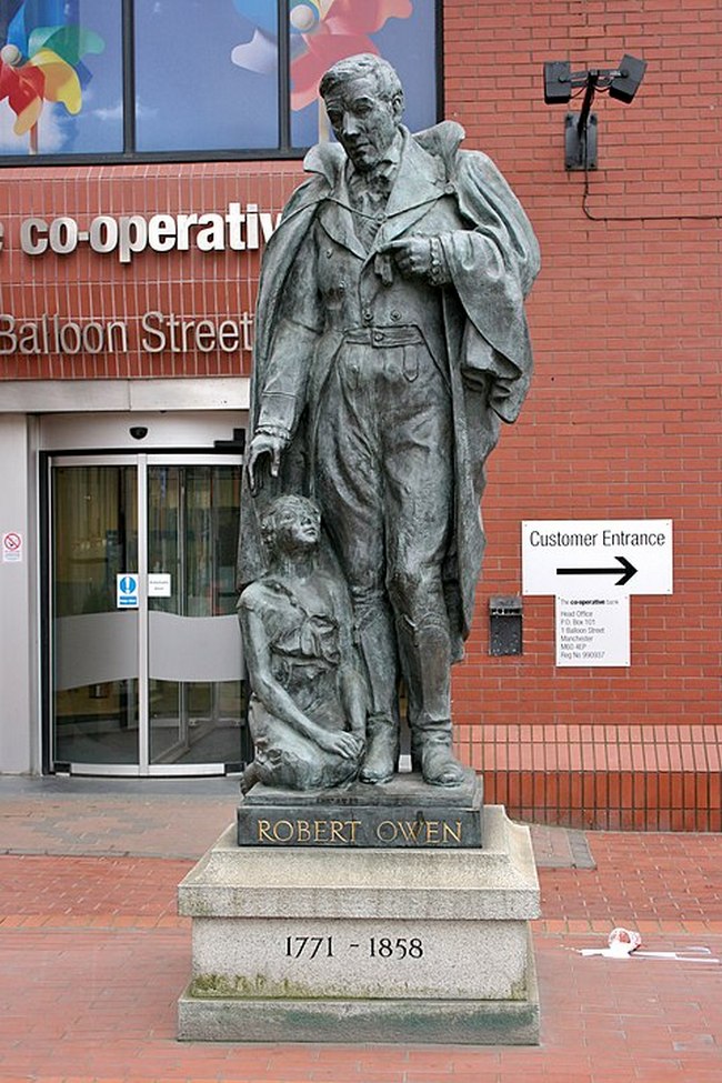 Socha, připomínající Roberta Owena.(Autor: Mike Peel / commons.wikimedia.org /CC BY-SA 4.0)