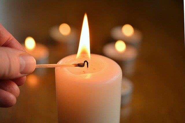 Hromniční svíčky sloužily především k zahnání zlých sil a ochraně obydlí, hlavně během bouřek. (Foto: Congerdesign / Pixabay)