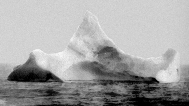 Nenápadný ledovec, který stojí za jednou z největších námořních tragédií.(Zdroj: Steward z lodě Princ Adalbert/ wikimedia.commons.org/ volné dílo)