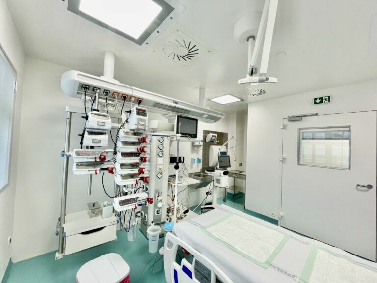 Prostor bioboxu disponuje rovněž autonomní vzduchotechnikou, parním sterilizátorem, kamerovým systémem, dorozumívacím zařízením personálu s pacientem či jednotkou pro demineralizaci vody. Foto: FN Bulovka – TZ