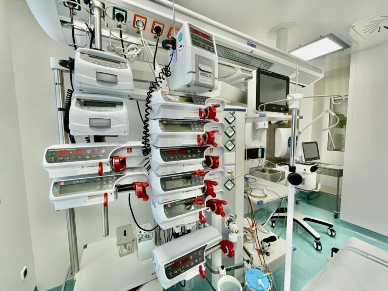 Při příjmu pacienta s podezřením na vysoce nakažlivou chorobu se přes počítačovou jednotku přepne prostor bioboxu do podtlakového režimu, aby bylo zabráněno proudění vzduchu ven z místnosti. Foto: FN Bulovka – TZ