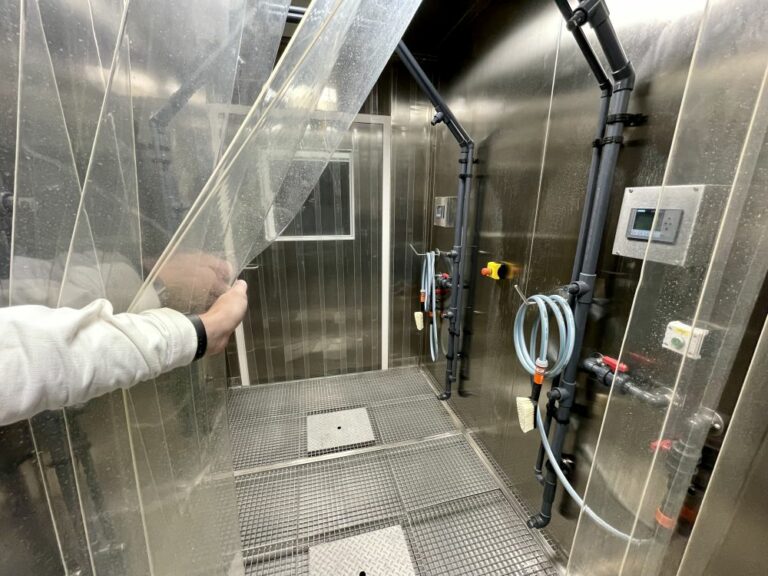 Po sérii nutných vyšetření, zajištění všech životních funkcí a stabilizaci pacienta odchází personál přes dekontaminační místnost ven z prostoru bioboxu. Foto: FN Bulovka – TZ