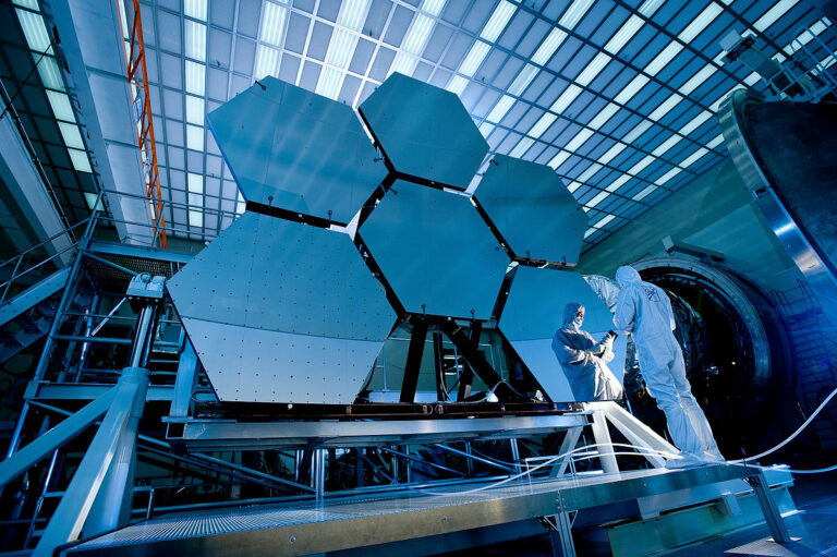Vesmírný dalekohled Jamese Webba je vesmírný dalekohled, který vznikl v mezinárodní spolupráci NASA, Evropské kosmické agentury a Kanadské kosmické agentury. Foto: Papa Lima Whiskey / Creative Commons / PD NASA