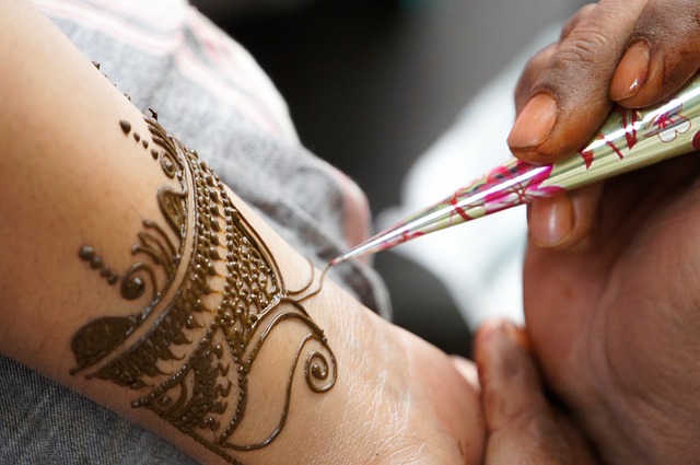 Nanášení pasty z henny vyžaduje zručnost a trpělivost. (Foto: Ben Bernard / Pixabay)