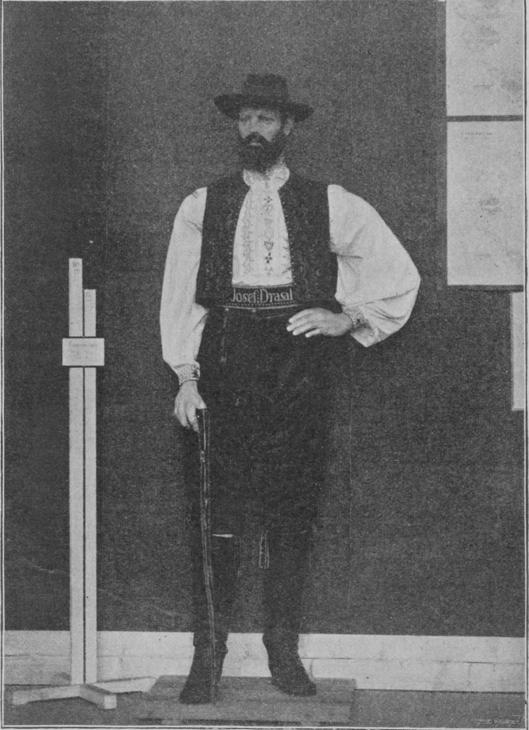 Josef Drásal. Bílé pruhy na boku označují průměrnou výšku tehdejšího člověka. FOTO: Moritz Adler (1849 - 1899)/Creative Commons/Public domain