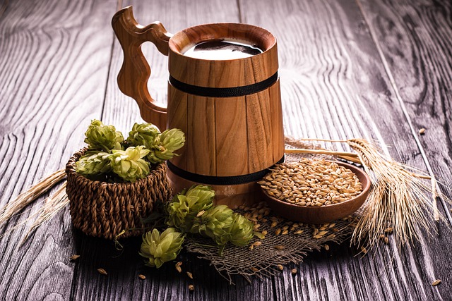 Mnoho lidí má chmel spojený hlavně s pivem, má však daleko širší využití.(Foto: Nurfayozagzamov1004 / Pixabay)