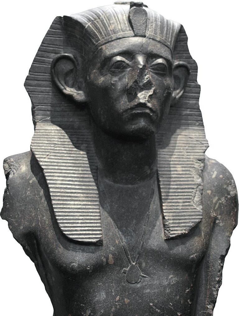 Egyptský faraon Senusret III. si nechá vystavět pohřební loď, která se stane předmětem výzkumu. FOTO: British Museum/Creative Commons/ CC BY-SA 3.0