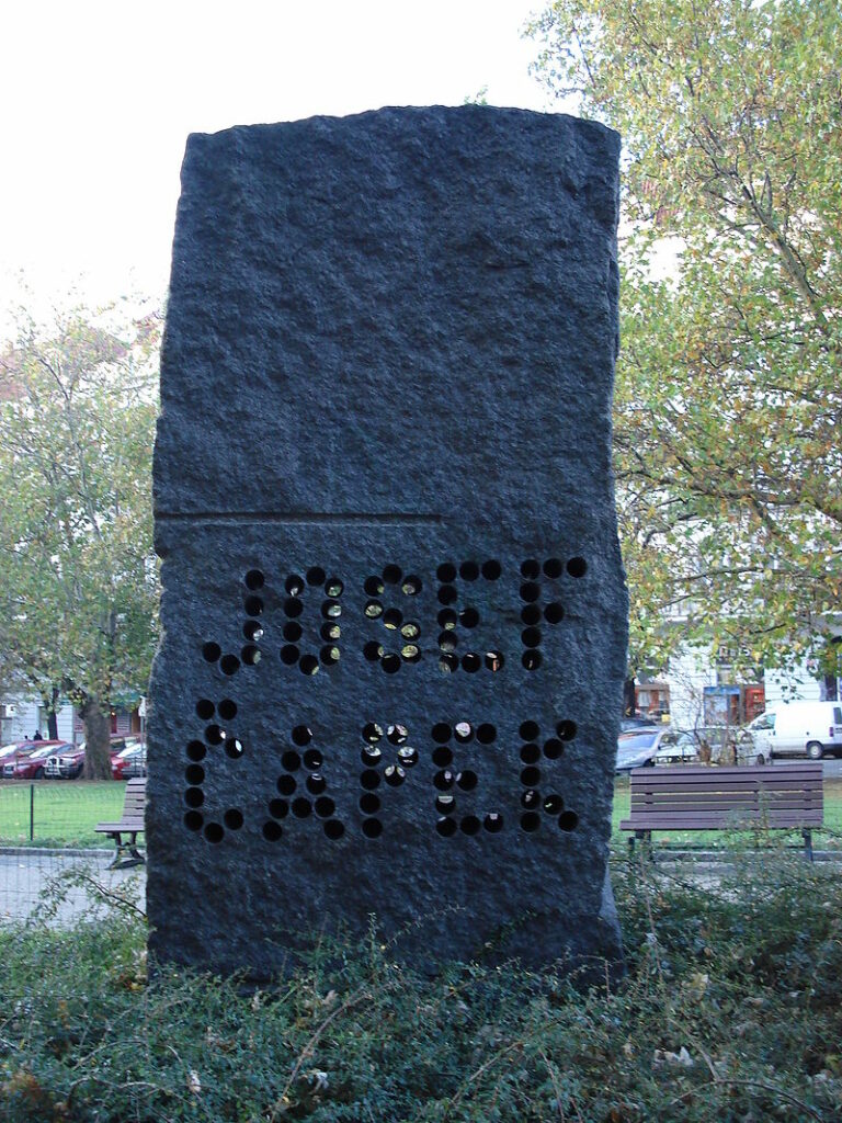Památník bratří Čapků stojí na pražských Vinohradech. Jména obou jsou vyvrtána do bloku magmatického dioritu. FOTO: Rémi Diligent / Creative Commons / volné dílo