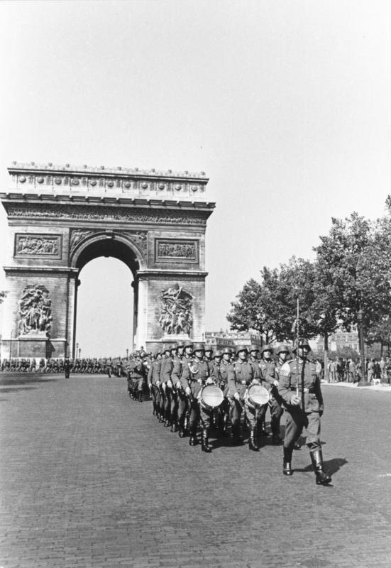 Německé jednotky pochodují před Vítězným obloukem v Paříži. FOTO: Bundesarchiv Bild / Creative Commons / CC BY-SA 3.0 de